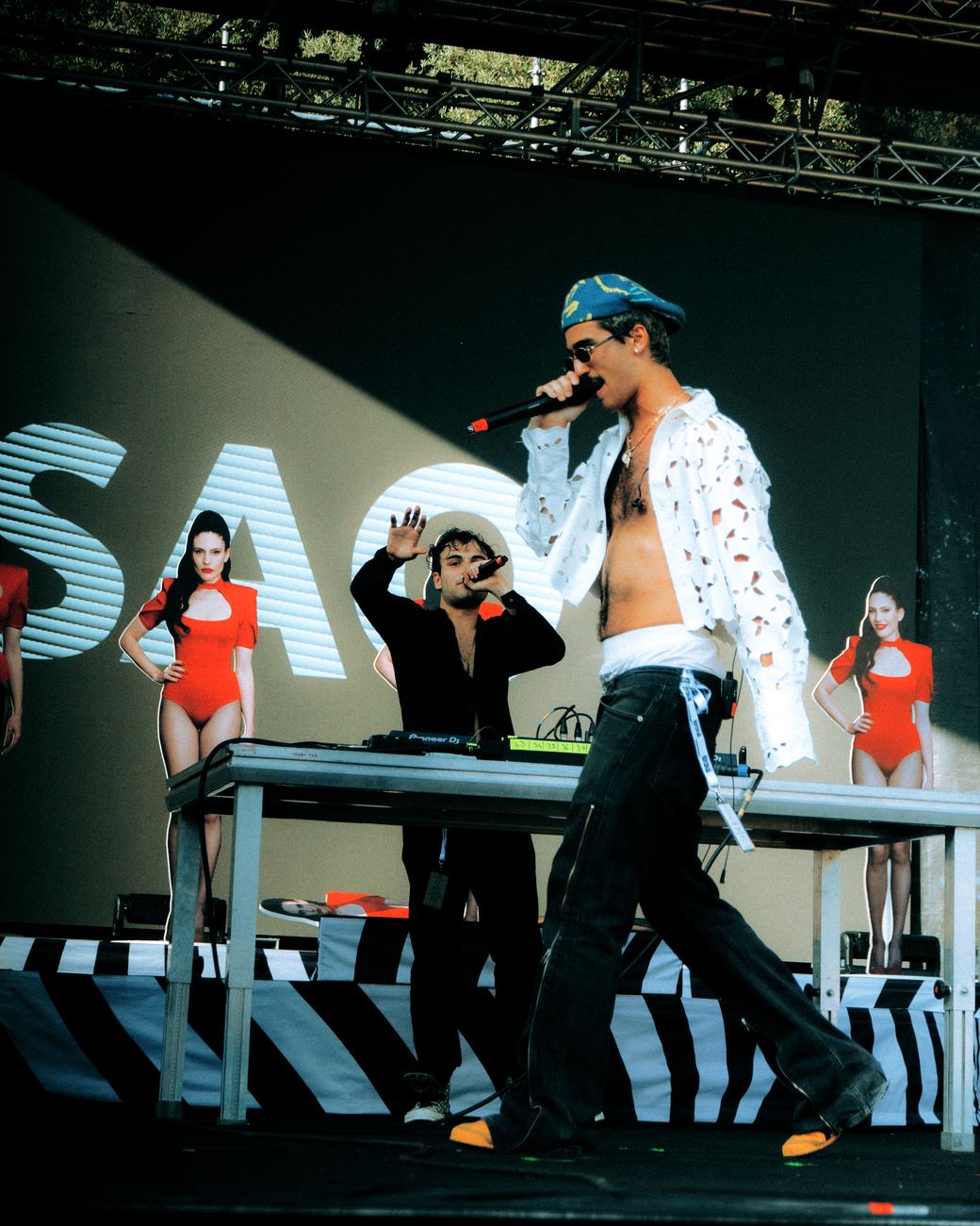 SAO sul main stage del Men/Go Music Fest, con il DJ in console e il suo nome sul LED